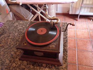 Gramola antigua de madera