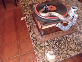 Gramola antigua de madera