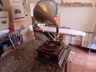 Gramola antigua de madera