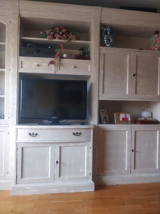 Librería de madera con puertas de cristal