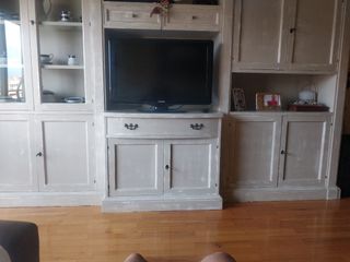 Librería de madera con puertas de cristal