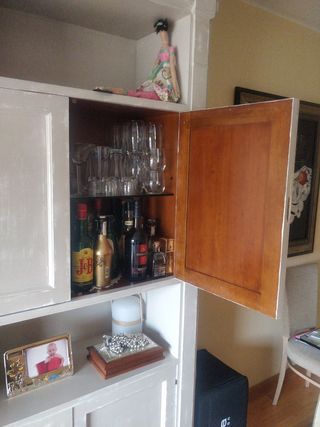 Librería de madera con puertas de cristal