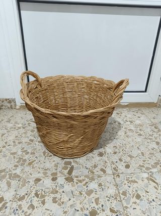 Cesto de mimbre redondo con asas