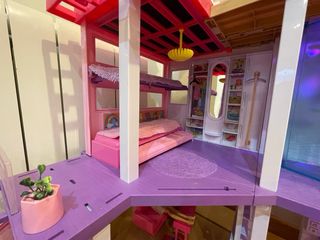 Mansión de Barbie con tobogán y piscina