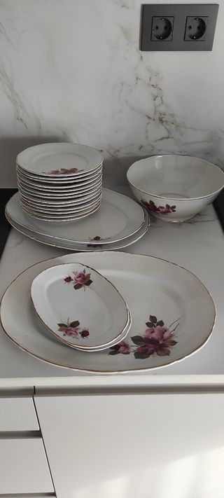 Juego de porcelana blanco y dorado con rosas