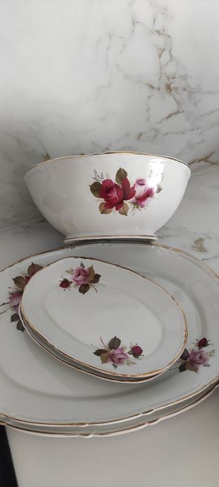 Juego de porcelana blanco y dorado con rosas