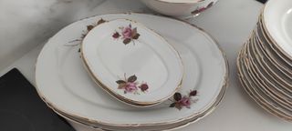 Juego de porcelana blanco y dorado con rosas