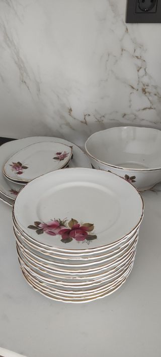 Juego de porcelana blanco y dorado con rosas