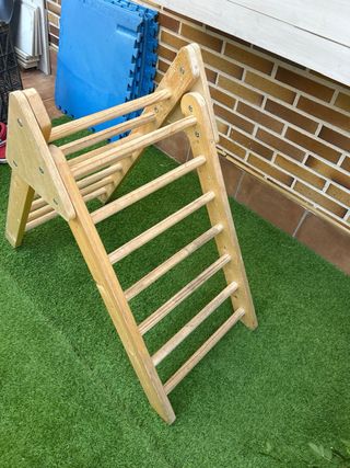 Escalera de madera para motricidad infantil