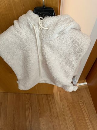 Chaleco blanco con capucha