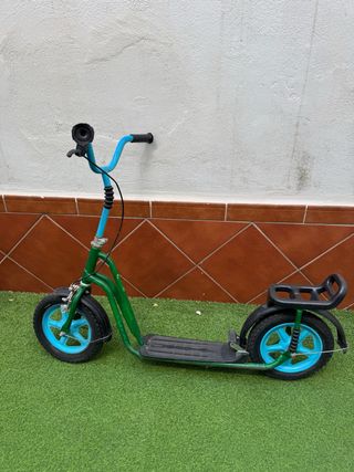 Patinete retro verde y azul