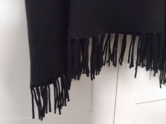 Poncho de invierno negro con flecos