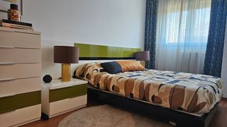 Estructura cama 150 + mesitas + colchón+2 lámparas