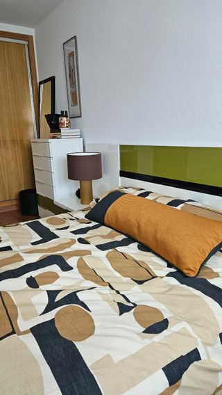 Estructura cama 150 + mesitas + colchón+2 lámparas