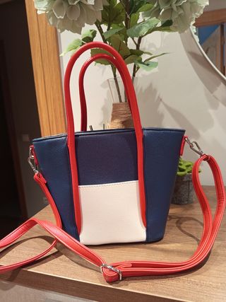Bolso azul y rojo