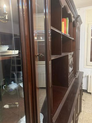 Mueble de salón de madera y cristal