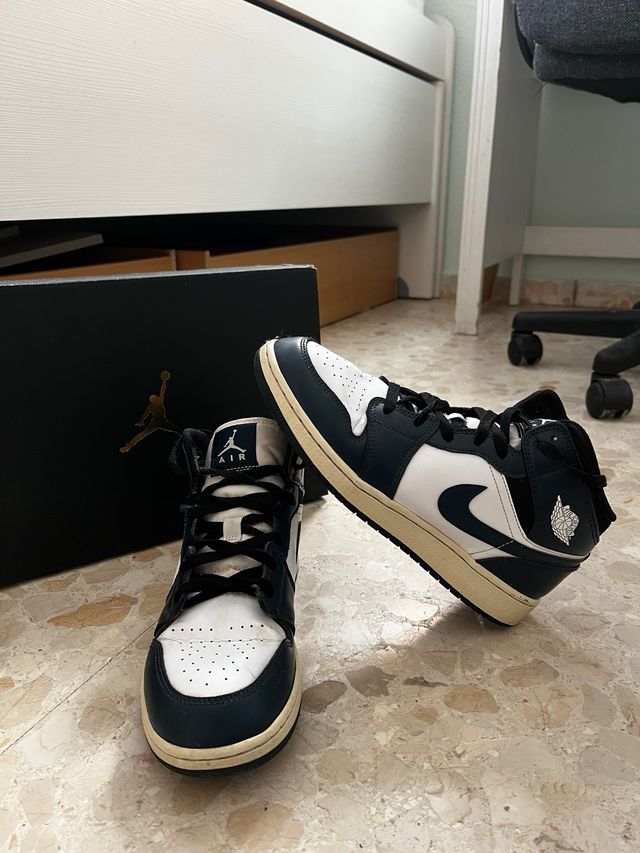 Jordan Air 1 Mid Azul Marino y Blanco