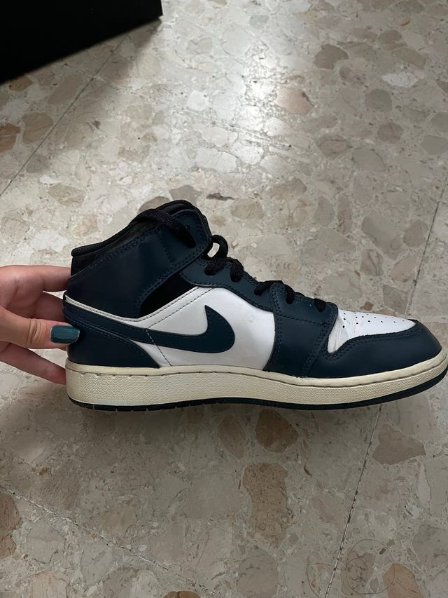 Jordan Air 1 Mid Azul Marino y Blanco