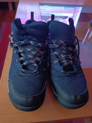Zapatillas de montaña y trekking impermeables. 