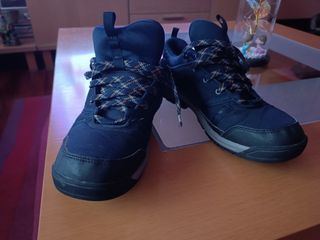 Zapatillas de montaña y trekking impermeables. 