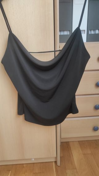 Top negro escote cowl