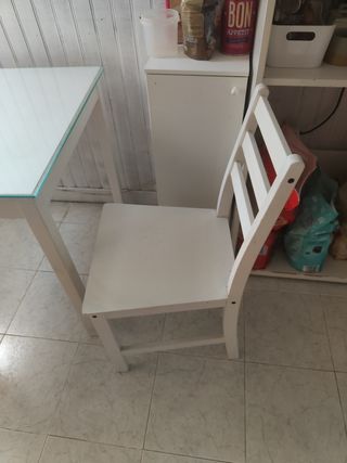 Mesa de cocina blanca con cristal y 2 sillas