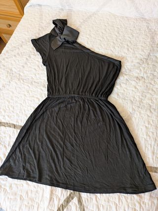 Vestido negro asimétrico con lazo