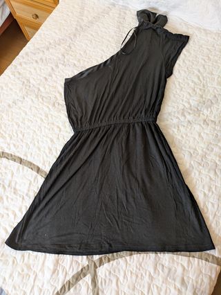 Vestido negro asimétrico con lazo