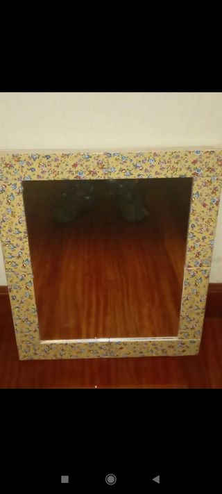 Specchio da bagno con cornice floreale
