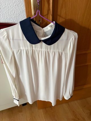 Blusa blanca con cuello azul
