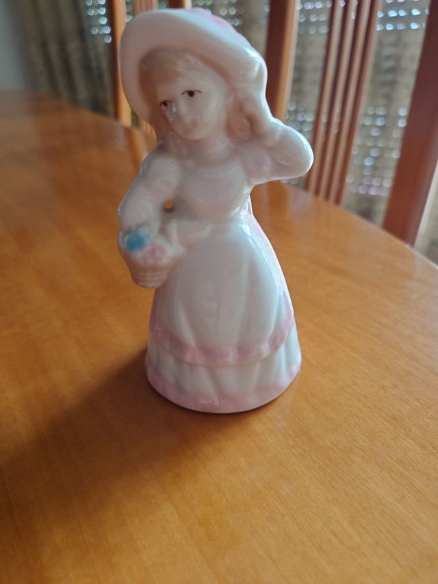 Figura donna in porcellana con cesto