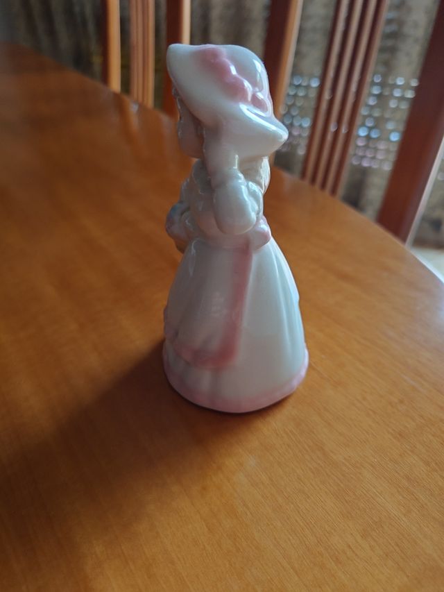 Figura donna in porcellana con cesto