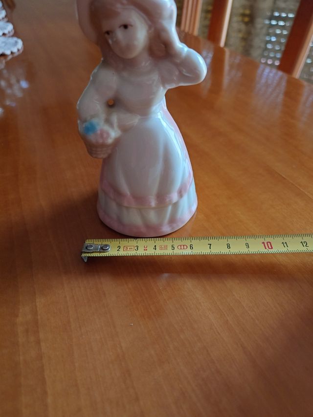 Figura donna in porcellana con cesto
