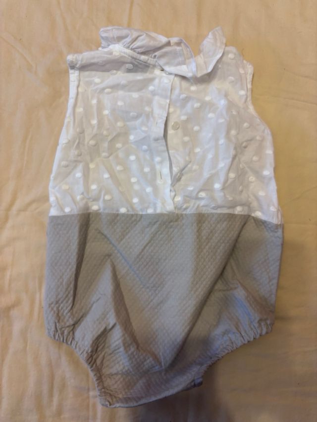 Conjunto bebé blanco y gris con lazo