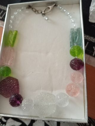 Collar de chuches las chuches son de plástico,