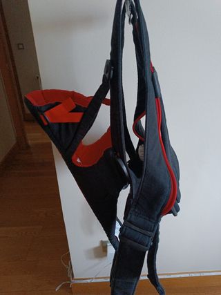 Mochila Portabebés Babybjörn Negra y Roja