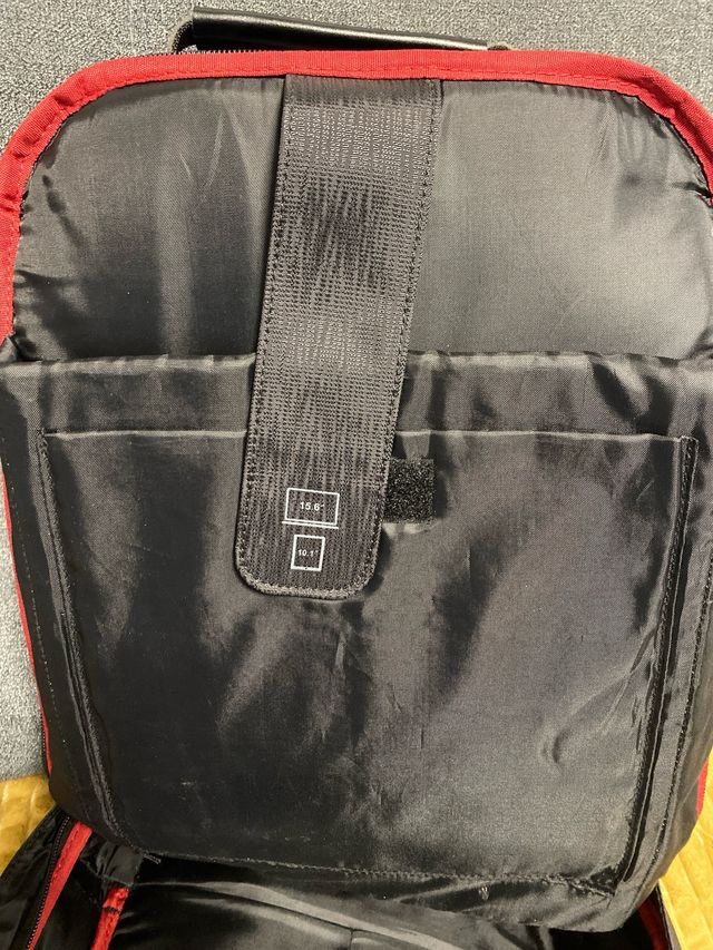 Mochila estrecha con zona para portátil