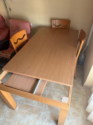 Mesa de comedor extensible de madera. Sin sillas 