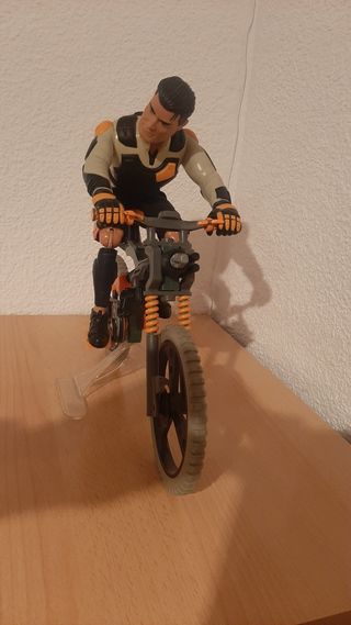 Muñeco Action Man con Bicicleta