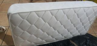 Colchón de cuna blanco