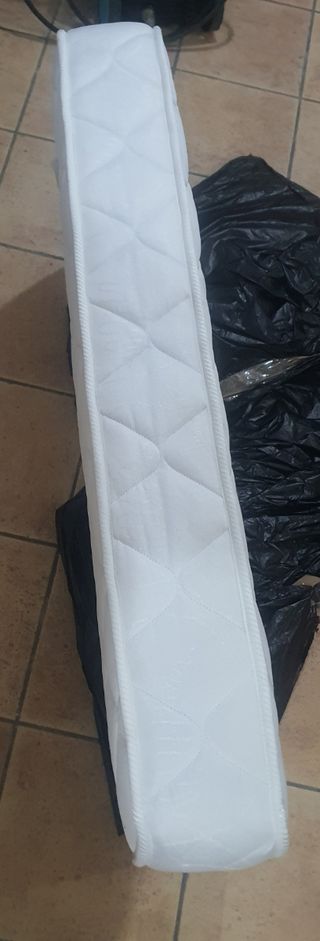 Colchón de cuna blanco