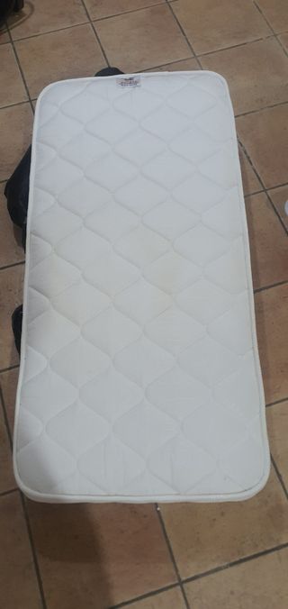 Colchón de cuna blanco