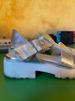 Sandalias plateadas con plataforma