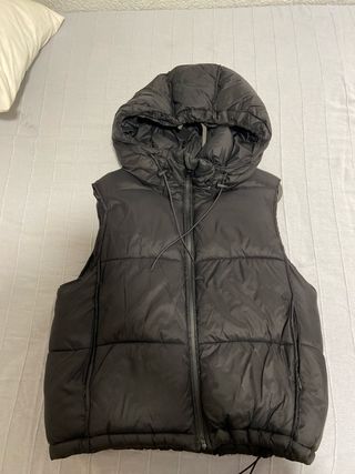 Chaleco acolchado negro con capucha