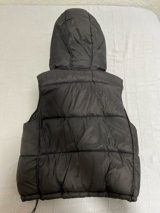 Chaleco acolchado negro con capucha
