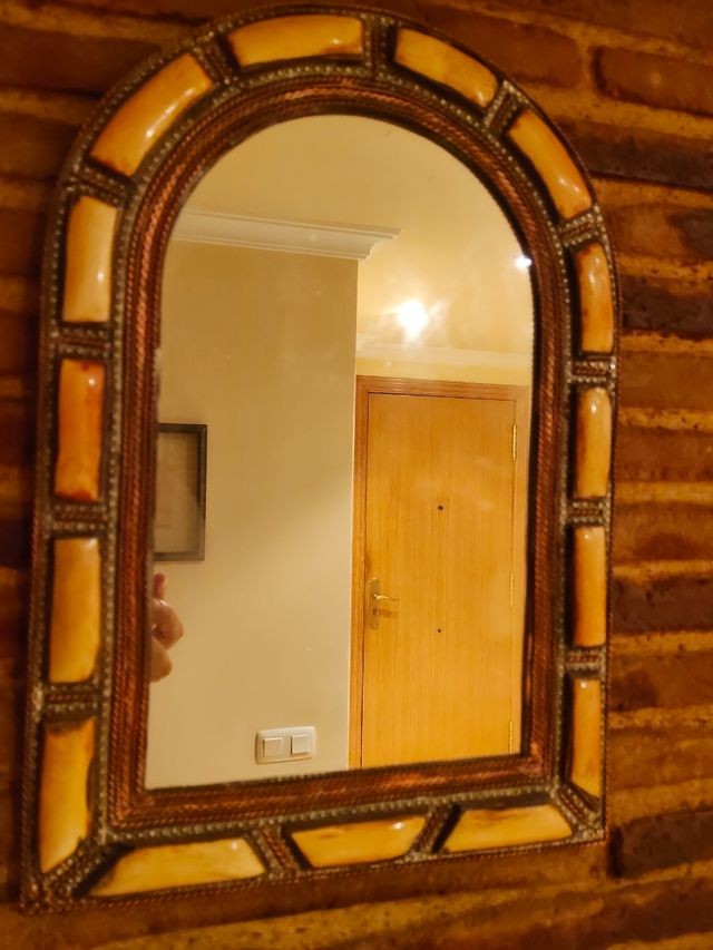 Espejo decorativo beige y dorado