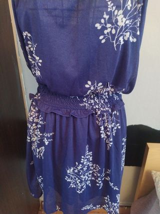 Vestido Morado con Flores Blancas