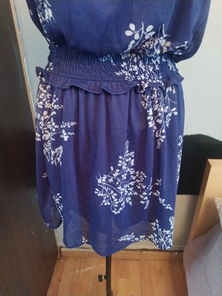 Vestido Morado con Flores Blancas