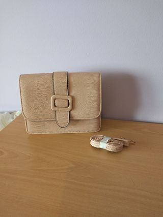 Bolso beige con hebilla y correa