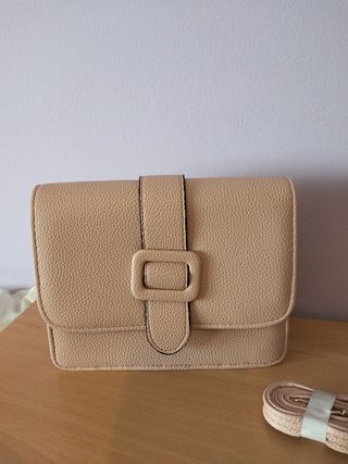 Bolso beige con hebilla y correa